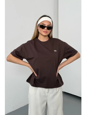 Giysa Kadın Künye Aksesuarlı %100 Pamuklu T-Shirt Kahverengi - 26Y 26520