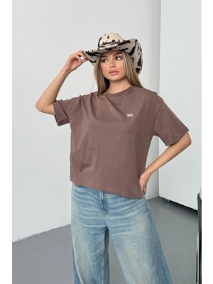 Giysa Kadın Künye Aksesuarlı %100 Pamuklu T-Shirt Açık Kahverengi - 26Y 26520
