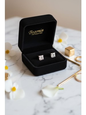 Begonia Accessories 925 Ayar Gümüş Minimal Kare Zirkon Taşlı 1 Çift 4 mm Küpe – Unisex Gümüş Takı, Zarif & Şık Tasarım, Günlük ve Özel Gün Kullanımı, Minimal Tek Taş, Hediye İçin Kutulu