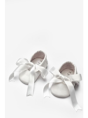 Beyaz  Kurdele Detaylı Kız Bebek Deri Makosen