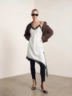 LC Waikiki Beyaz V Yaka Dantel Detaylı Saten Bluz