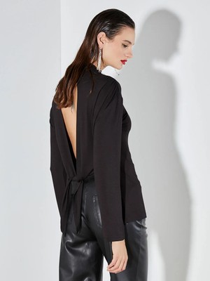 LC Waikiki Siyah Dik Yaka Sırt Dekolteli Bluz