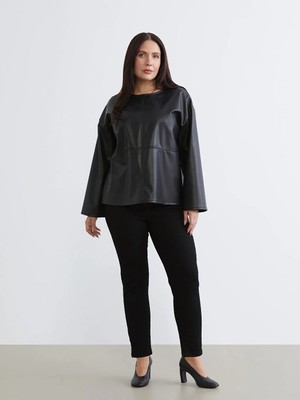 LC Waikiki Siyah Büyük Beden Bisiklet Yaka Deri Görünümlü Bluz