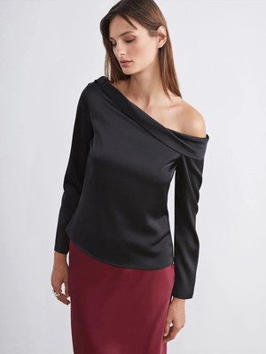 LC Waikiki Siyah Kayık Yaka Saten Bluz