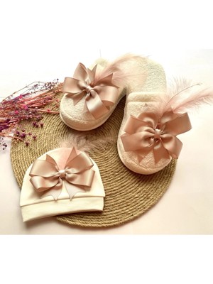 İrembaby Anne Bebek Lohusa Seti Pudra Pembe Tüylü Fiyonk Lohusa Terliği ve Bebek Şapkası Lohusa Takımı