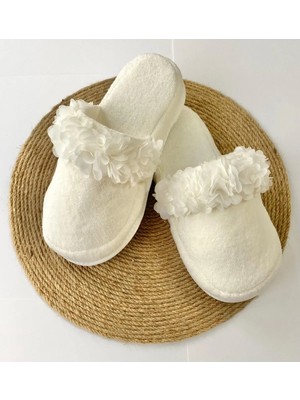 İrembaby Beyaz Çiçekli Anne Lohusa Terliği Pamuk Kumaş Malzemesi ile Şık ve Rahat Model