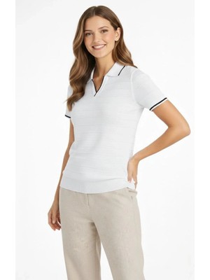 Luz&Pos Kadın Triko Kumaş Yakalı Düğmesiz Açık Yaka Fitilli Kısa Kollu Regular Fit Tişört T-Shirt - Beyaz