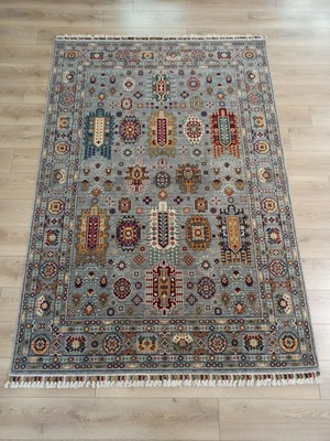 Çam Halı Sultani 807 Gri Yün ve Bambu ile Özel Tezgahlarda Üretilen Otantik Desenli El Emeği Modern Uşak Halısı