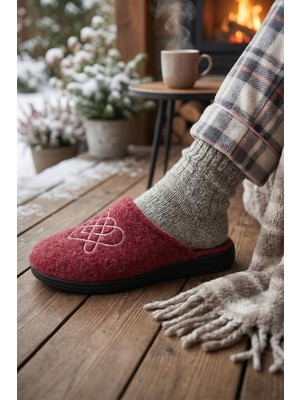 Gezer Kadın Kışlık Keçe Nakışlı Kalp Tasarım Ev Bahçe Terlik