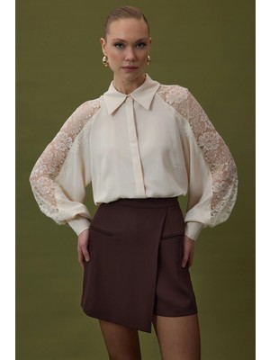 Sateen Kolları Dantel Detaylı Gömlek - Bej