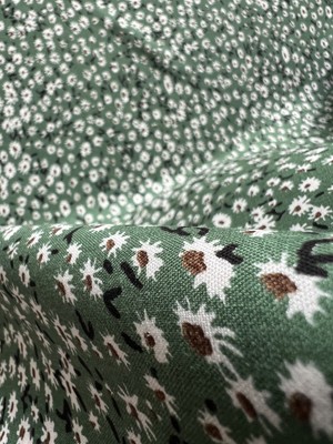 Elna Kumaş Adaçayı Yeşili Papatya Desenli Viskon Kumaş – Hafif, Akışkan ve Doğal Dokulu (150 cm En) ELNV101