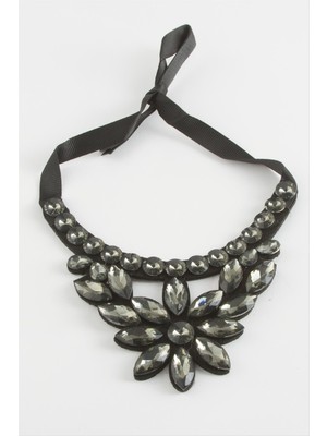 Çiçek Taşlı Yaka Kolye Nemere