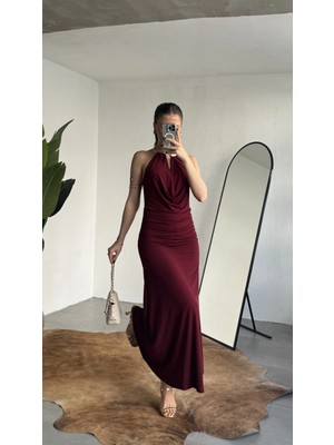 Asfa Moda Kadın Bordo Halter Yaka Gold Aksesuarlı Maxi Uzun Boy Abiye Elbise Drapeli Sırt Dekolteli