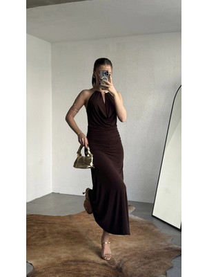 Asfa Moda Kadın Kahverengi Halter Yaka Gold Aksesuarlı Maxi Uzun Boy Abiye Elbise Drapeli Sırt Dekolteli