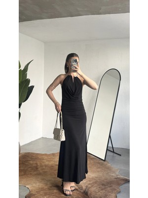 Asfa Moda Kadın Siyah Halter Yaka Gold Aksesuarlı Maxi Uzun Boy Abiye Elbise Drapeli Sırt Dekolteli