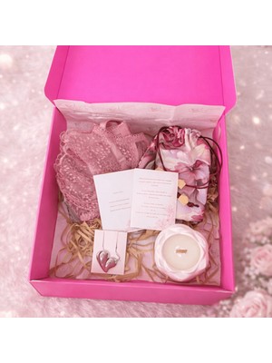 Magicpink Feminen Enerji Seti Kadınlara Özel Romantik Hediye Kutusu (Iç Çamaşır, Kolye,mum,kese ve Olumlama Kartları)