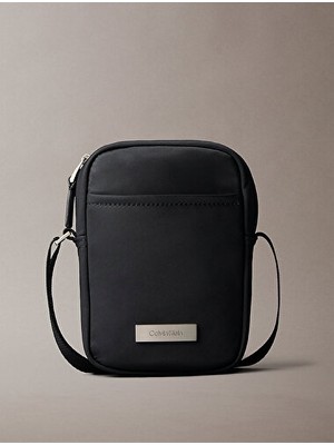 Calvin Klein Sleek Slim Erkek Omuz Çantası Şık Görünüm ve Ergonomik Tasarım ile Siyah