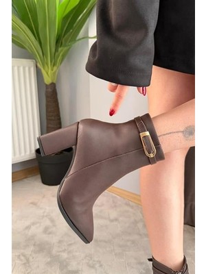 Difolia Kadın Julia Kahve Deri Yandan Fermuarlı Toka Detaylı Kalın Topuklu Sivri Burunlu Günlük Bot