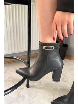 Difolia Kadın Julia Siyah Deri Yandan Fermuarlı Toka Detaylı Kalın Topuklu Sivri Burunlu Günlük Bot