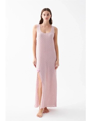 Veralya Moda Kadın Pembe Dantel Dokulu Yırtmaçlı Uzun Gecelik – Zarif ve Rahat Uyku Geceliği