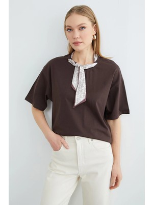 FullaModa Fular Detaylı Bisiklet Yaka Tişört