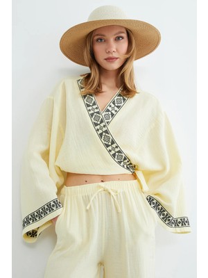 FullaModa Yakası ve Kolu Nakışlı Bağlamalı Kimono