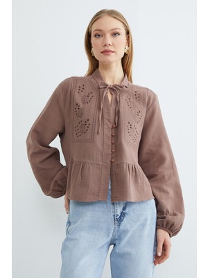 FullaModa Önü Bağlamalı Brode Detaylı Müslin Kumaş Gömlek