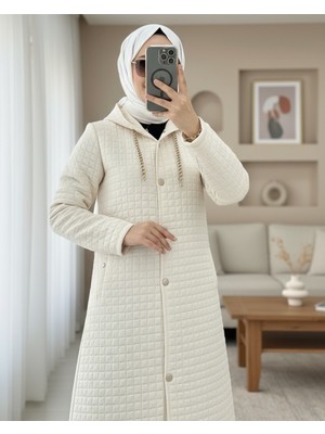 Modamorfo Yakası Zincir Detaylı Uzun Kapitone Kaban   -Bej