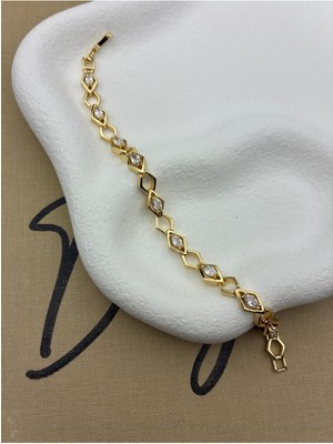 Hedef Bujiteri 14K Gold Renk Zirkon Taşlı Baklava Desen Bileklik CM104
