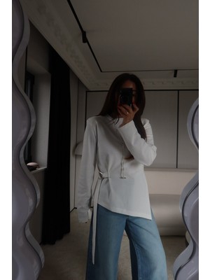 Özge Özgenç Ö.ö Vatkalı Beli Aksesuar Detaylı Bluz