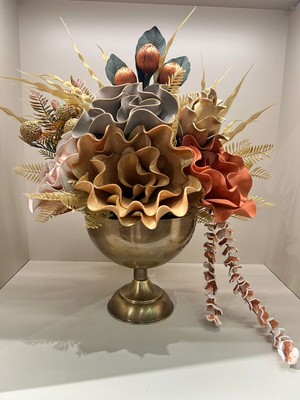 Özgürce Yapay Çiçekli Yuvarlak Vazo, Şık ve Zarif Dekorasyon Parçası