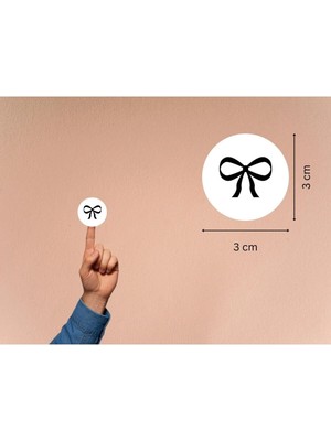 Casalinghi Siyah Renk Ince Fiyonk Etiketi Fiyonk Baskılı Yuvarlak Mat Çıkartma Hediyelik 3 cm (95 Adet)