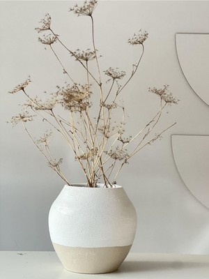 Özgürce Modern Dokulu Vazo, Şık ve Zarif Dekorasyon Parçası