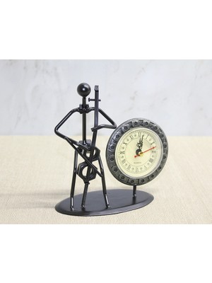 Livenda Metal Saatli Keman Çalan Müzisyen