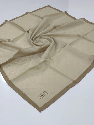 Piramit Monogram Jakarlı Eşarp Çerveveli Gold Karamel