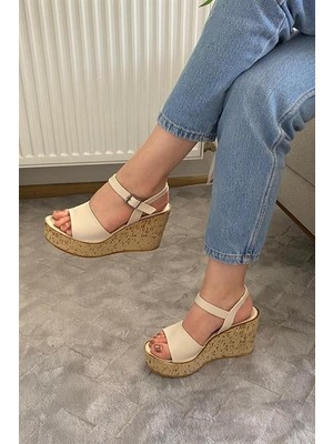 M&B COLLECT Kadın Krem Cilt Tek Bant Yüksek Dolgu Mantar Taban Ayakkabı & Sandalet K-910