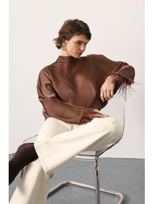 Bacc Kahverengi Dik Yaka Kolları Tüy Detaylı Saten Bluz BCRY-261275