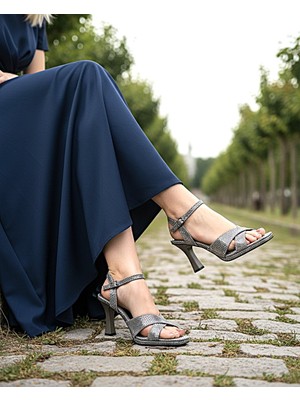 KAFKASLAR AYAKKABI Çapraz Detaylı Platform Ön Yapısı Olan 9 cm Topuklu Abiye Kadın Ayakkabı