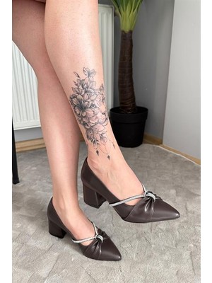 Difolia Kadın Cila Kahverengi Taş Fiyonklu 5 cm Kalın Topuklu Ayakkabı