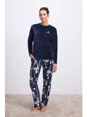 Aesco Arias Closet Uzun Kollu Kadife T-Shirt ve Çiçek Desenli Pantolon Pijama Takımı