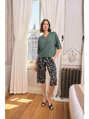 Aesco Arias Closet Çiçek ve Yaprak Desenli V Yaka Büyük Beden Kapri Takımı