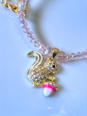 Kolye – Sincap Figürlü, Toz Pembe Kristal, Inci Boncuklu, Zirkon Uçlu – Thinblack