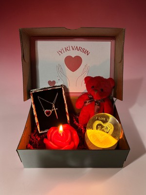 Iyi Ki Varsın Hediye Kutusu | LED Cam Küre, Çelik Kolye, Mum ve Peluş Anahtarlık