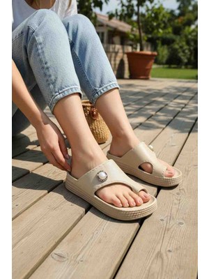 Moda Fiesta Kadın Taş Detaylı Dolgu Taban Parmak Arası Terlik Bej