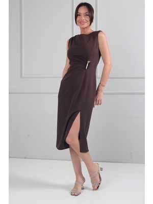 By Saygı Kadın Double Eteği Yırtmaçlı Önü Pileli Astarlı Tokalı Midi Elbise