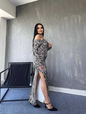 Ayşegul Hediyelik Kadın Madonna Yaka Dalgıç Kumaş Leopar Desen Maxi Boy Derin Yırtmaçlı Elbise