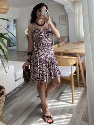 Ayşegul Hediyelik Kadın Askılı V Yaka Beli Pileli Leopar Desen Eteği Fırfırlı Süprem Elbise