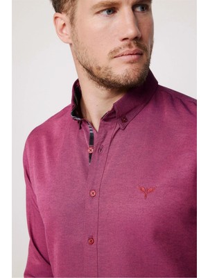 Tudors Erkek Slim Fit Dar Kesim Uzun Kollu Pamuklu Oxford Doku Kolay Ütülenebilir Bordo Düğmeli Yaka Gömlek