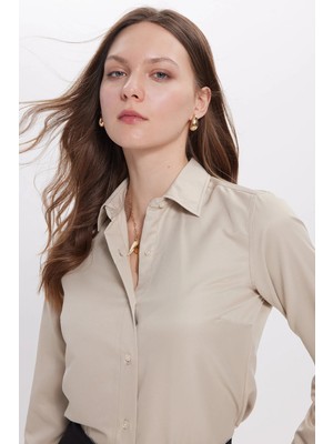 Tudors Kadın Slim Fit Dar Kesim Vücuda Oturan Uzun Kollu Açık Bej Basic Gömlek
