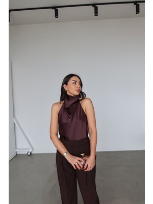 Özge Özgenç Sırt Dekolteli Saten Bluz